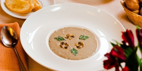 Krem juha od gljiva (supa pire) od šampinjona sa kremom: kalorije, recepti za kuhanje